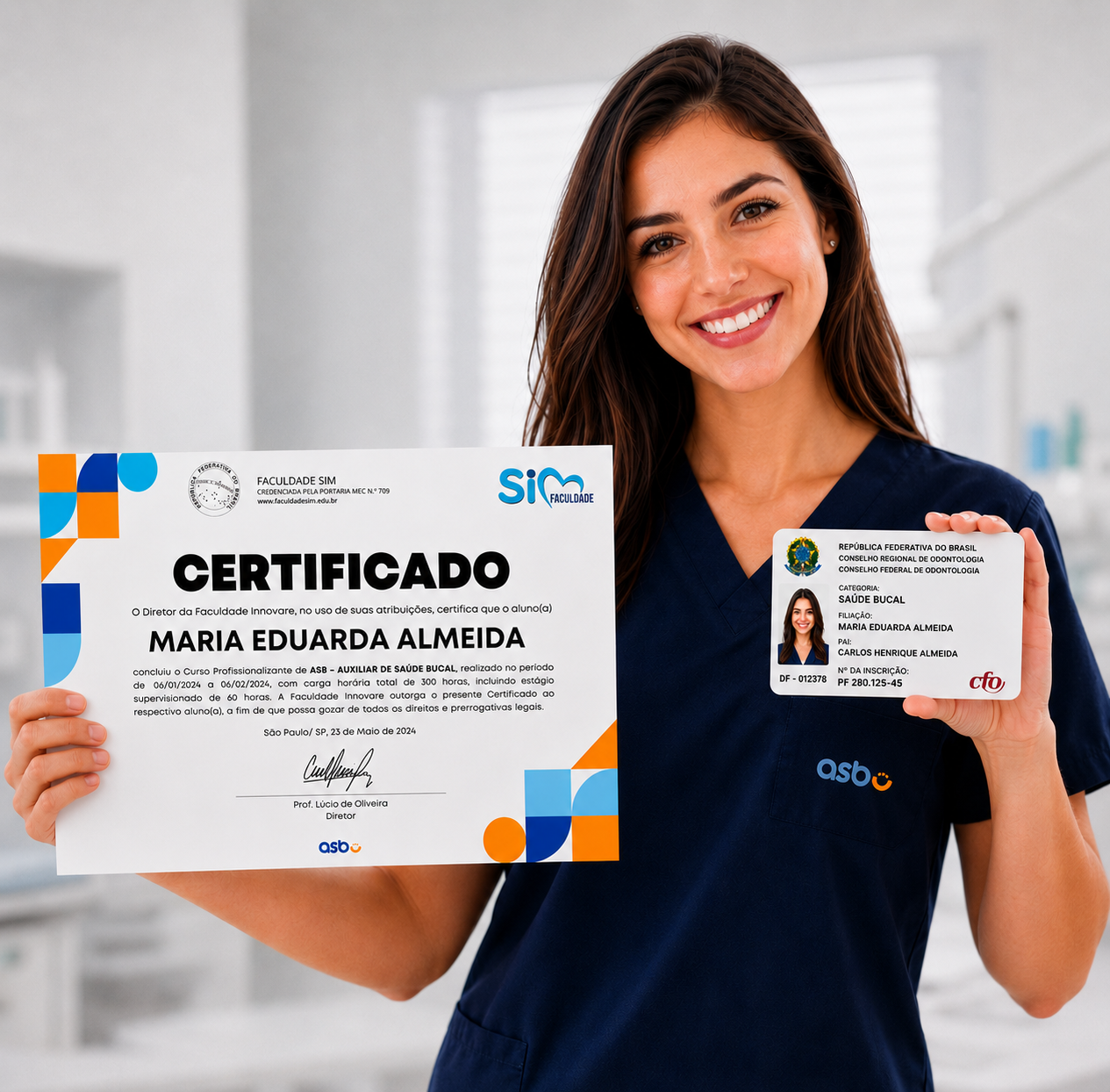Aluna formada segurando o certificado do curso ASB e a carteirinha do CRO